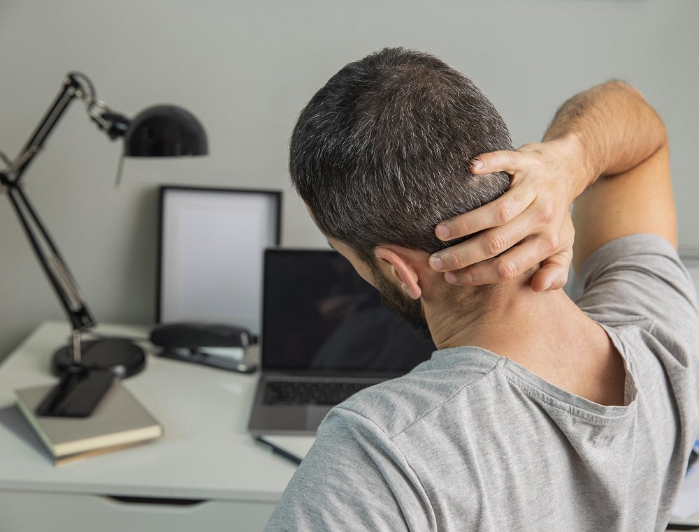 Hombre estresado desconectándose de su computadora